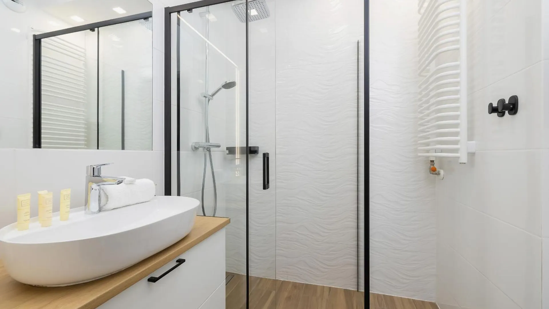 Elegancki Apartament W Krakowie Z Klimatyzacja I Dostepem Do Silowni By Noclegi Renters 0*, Krakow Poland